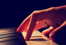 尼斯中场因伤缺席本周末比赛：球队如何应对关键空缺？