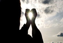 尼斯中场因伤缺席本周末比赛：球队如何应对关键空缺？